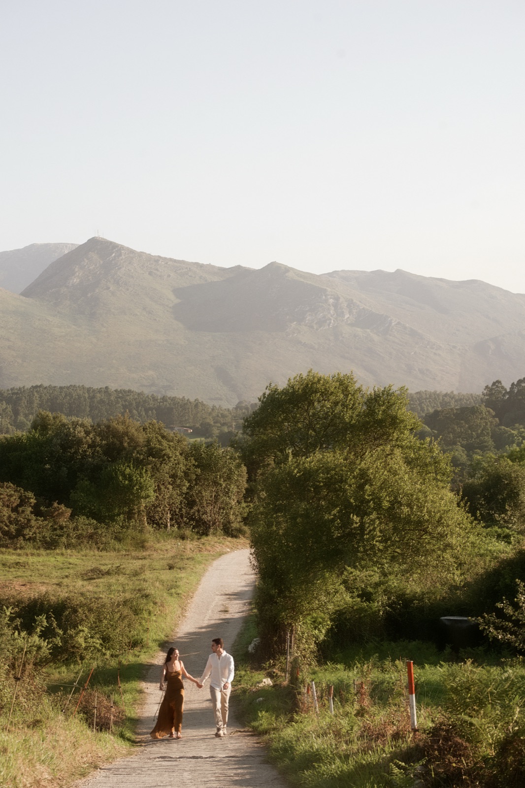 Caminando por un sendero entre montañas