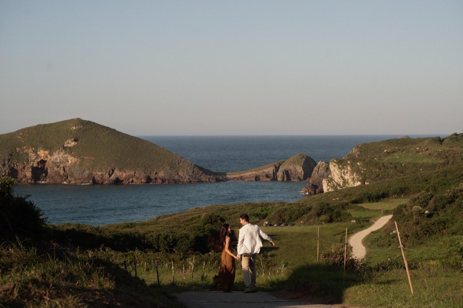 El camino baja hacia la cala
